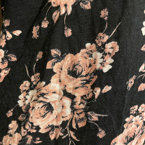 Torrid Brand Women's size 1 Black & Pink Floral V Neck Tee Front Pocket - Picture 4 of 6
